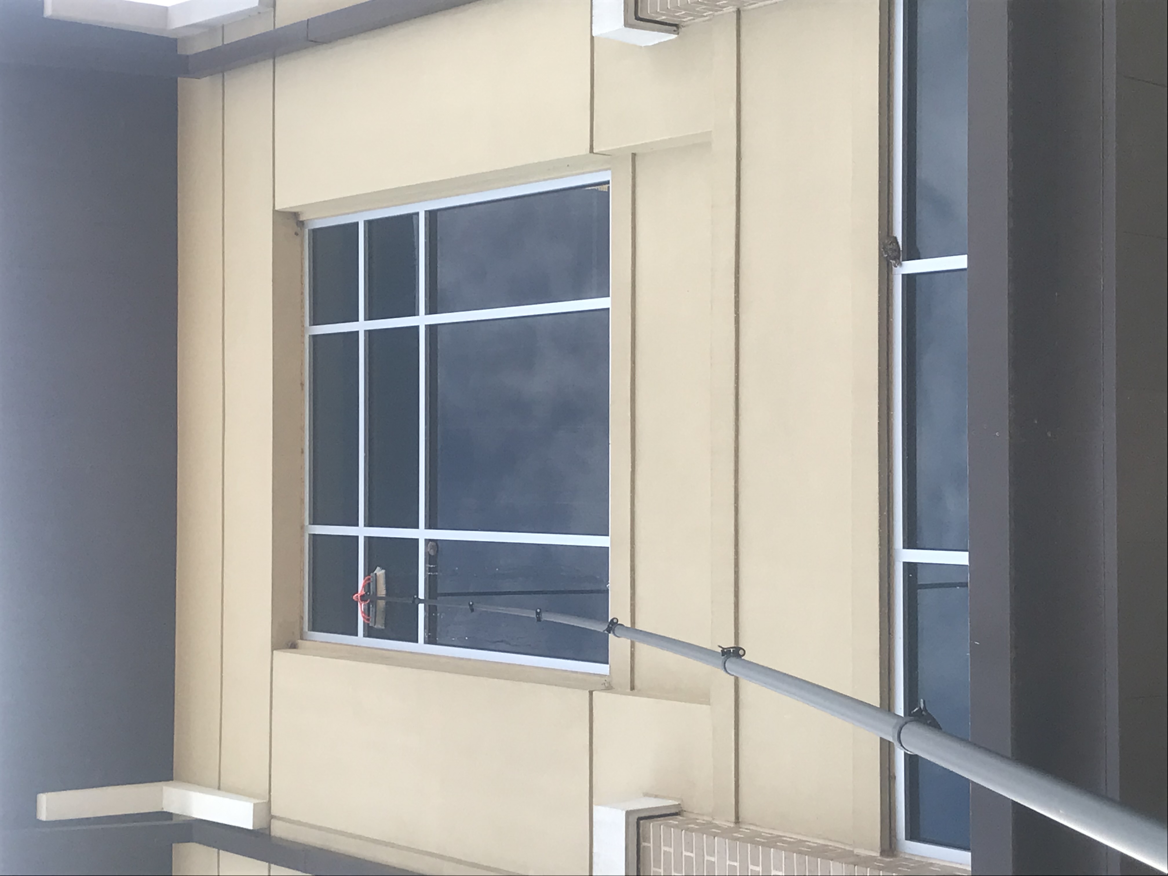 Water-fed pole for high window cleaning, safe and effective